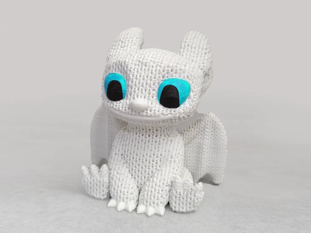 Drache „Tagschatten“ im Strickstil – Deko- & Sammlerfigur